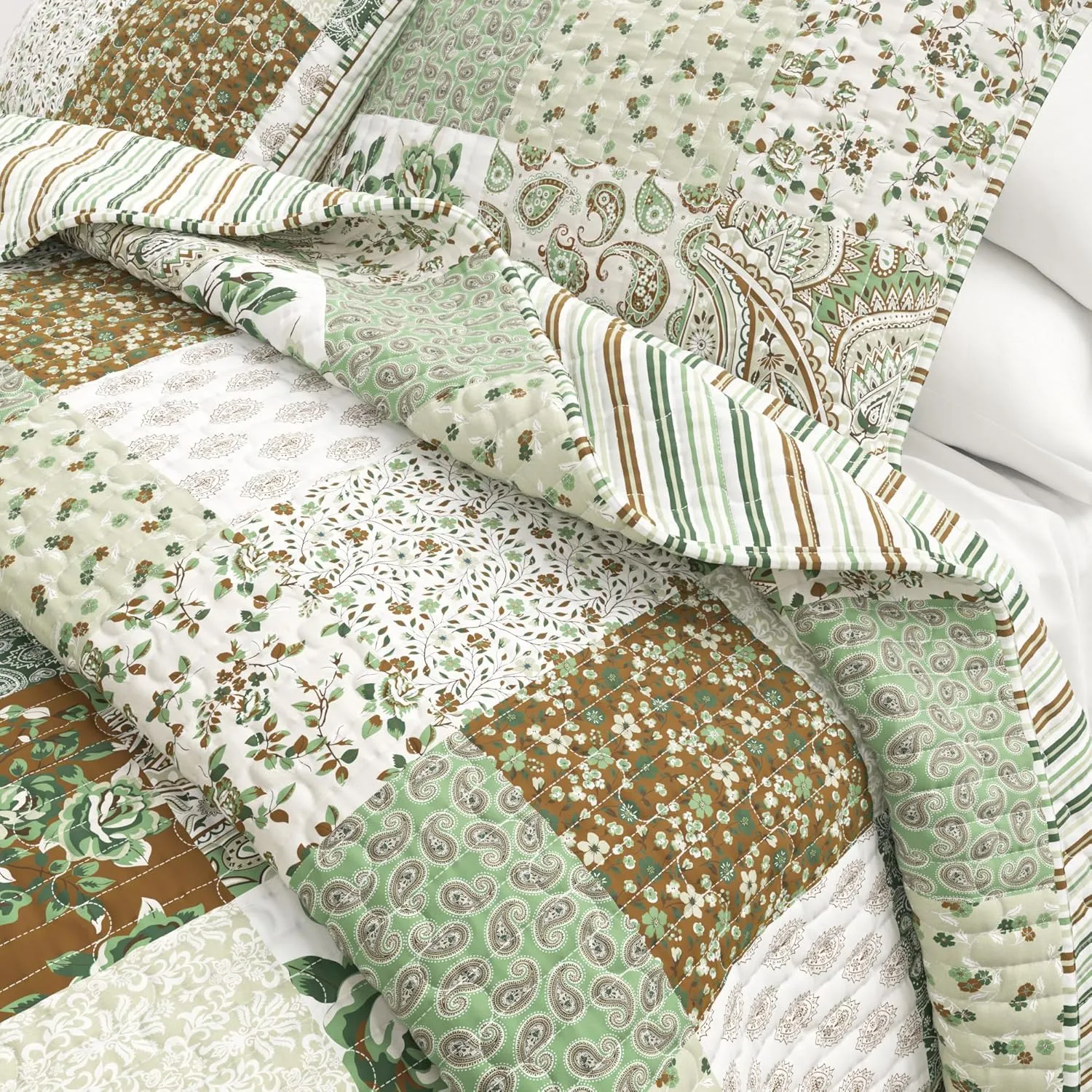 Great Bay Home 3-Piece King/California King Microfiber Quilt Set with Shams - Patchwork Floral Reversible Design - Lightweight, All-Season, Layerable Bedding Set (Floral Grid - Brown)