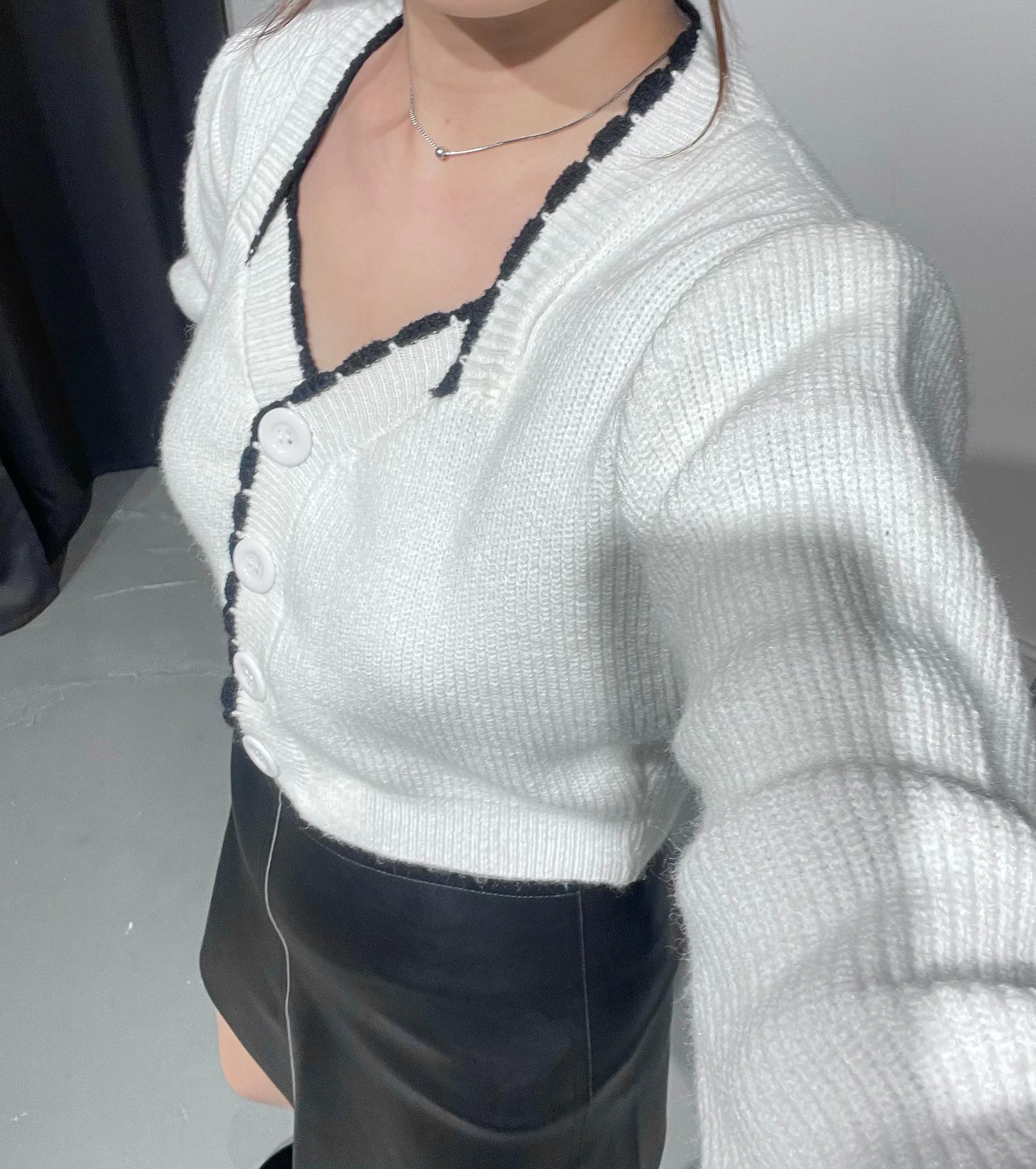 Hong Wave Neck Knit Cardigan