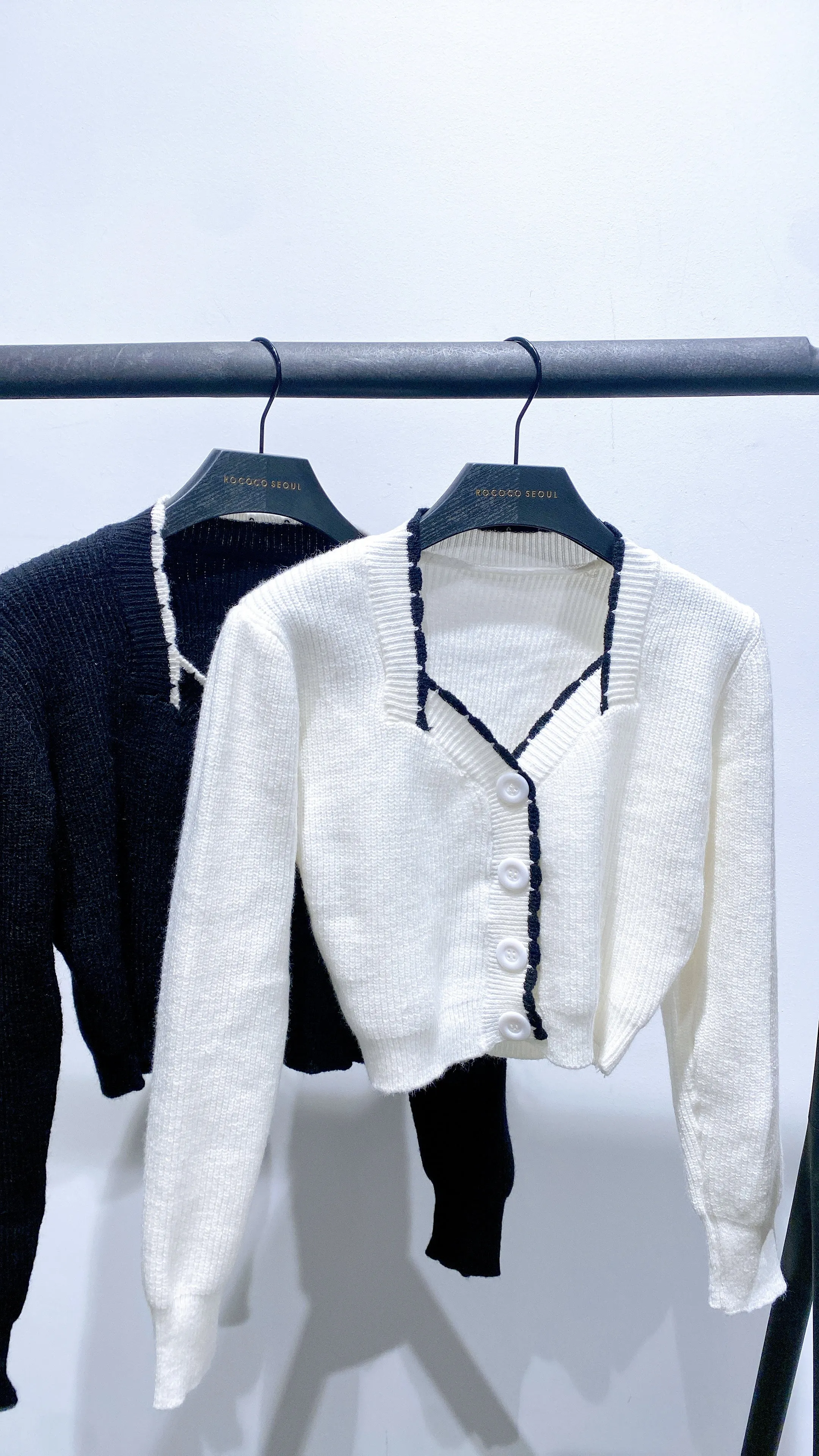Hong Wave Neck Knit Cardigan