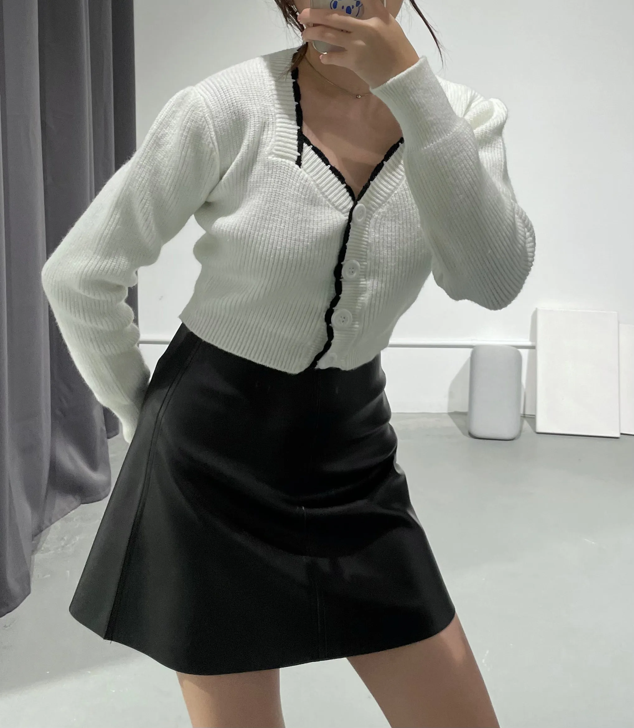 Hong Wave Neck Knit Cardigan