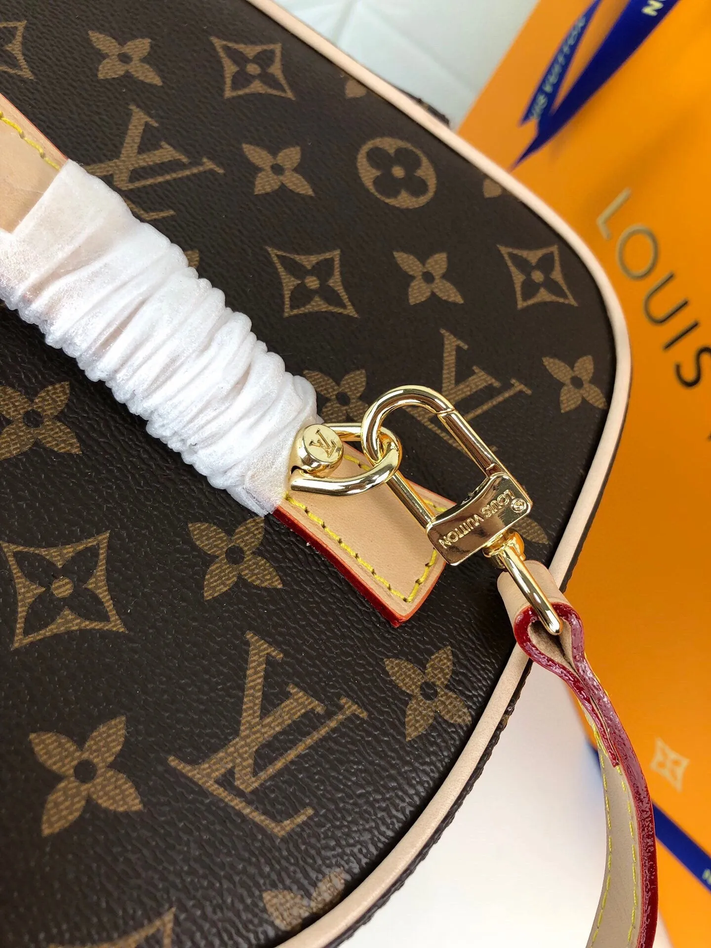 LW - Luxury Handbags LUV 024