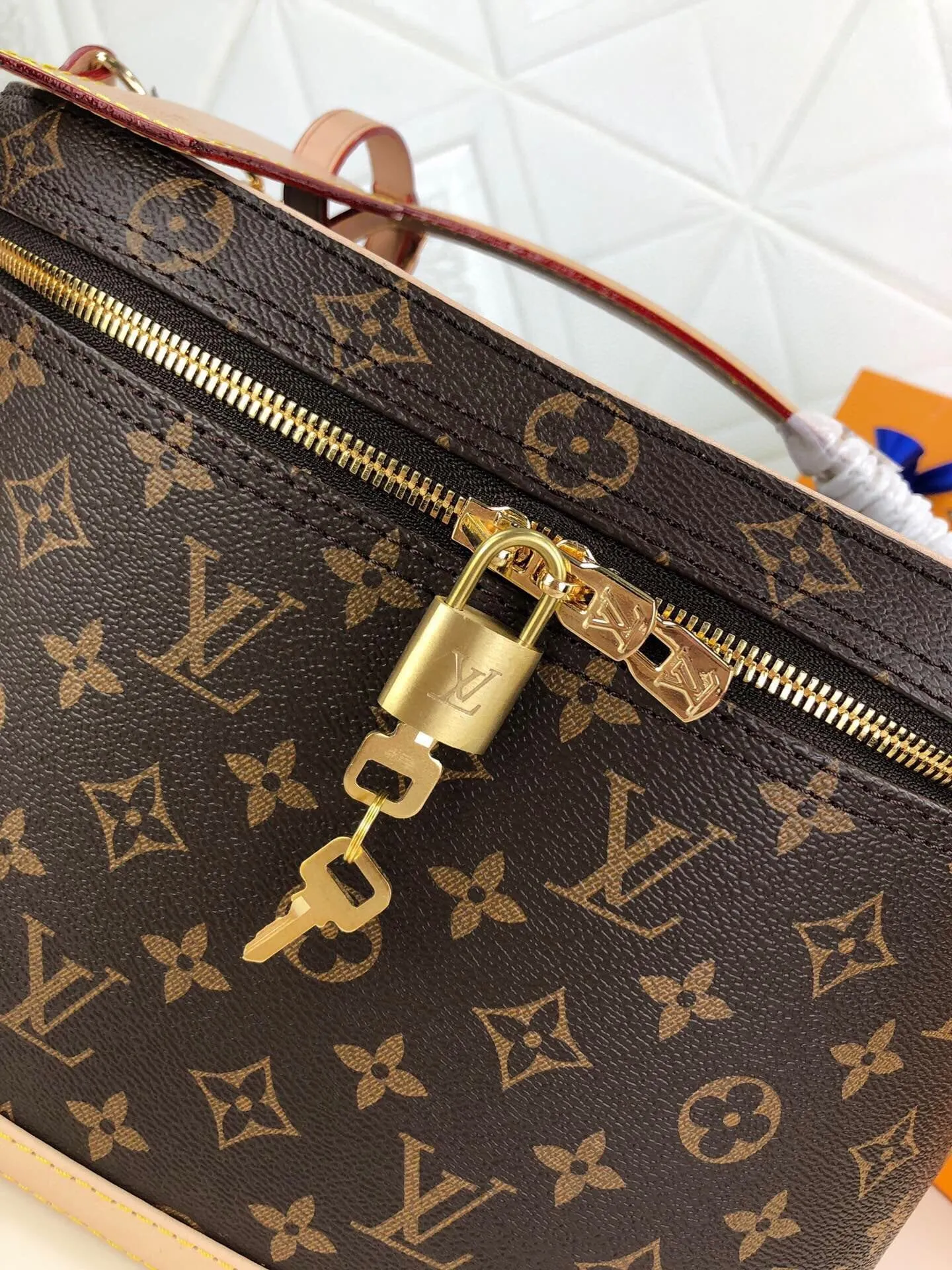 LW - Luxury Handbags LUV 024