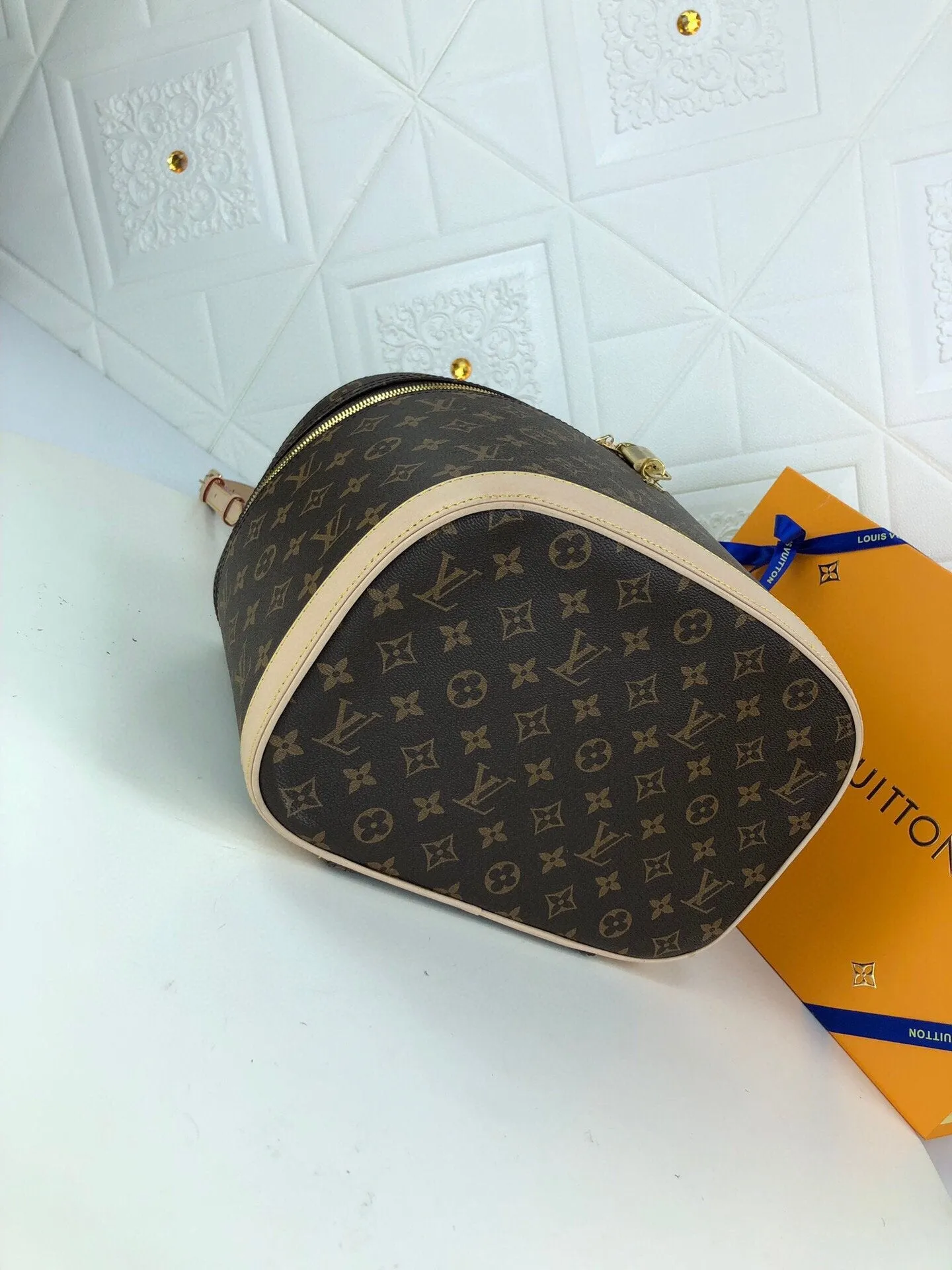 LW - Luxury Handbags LUV 024