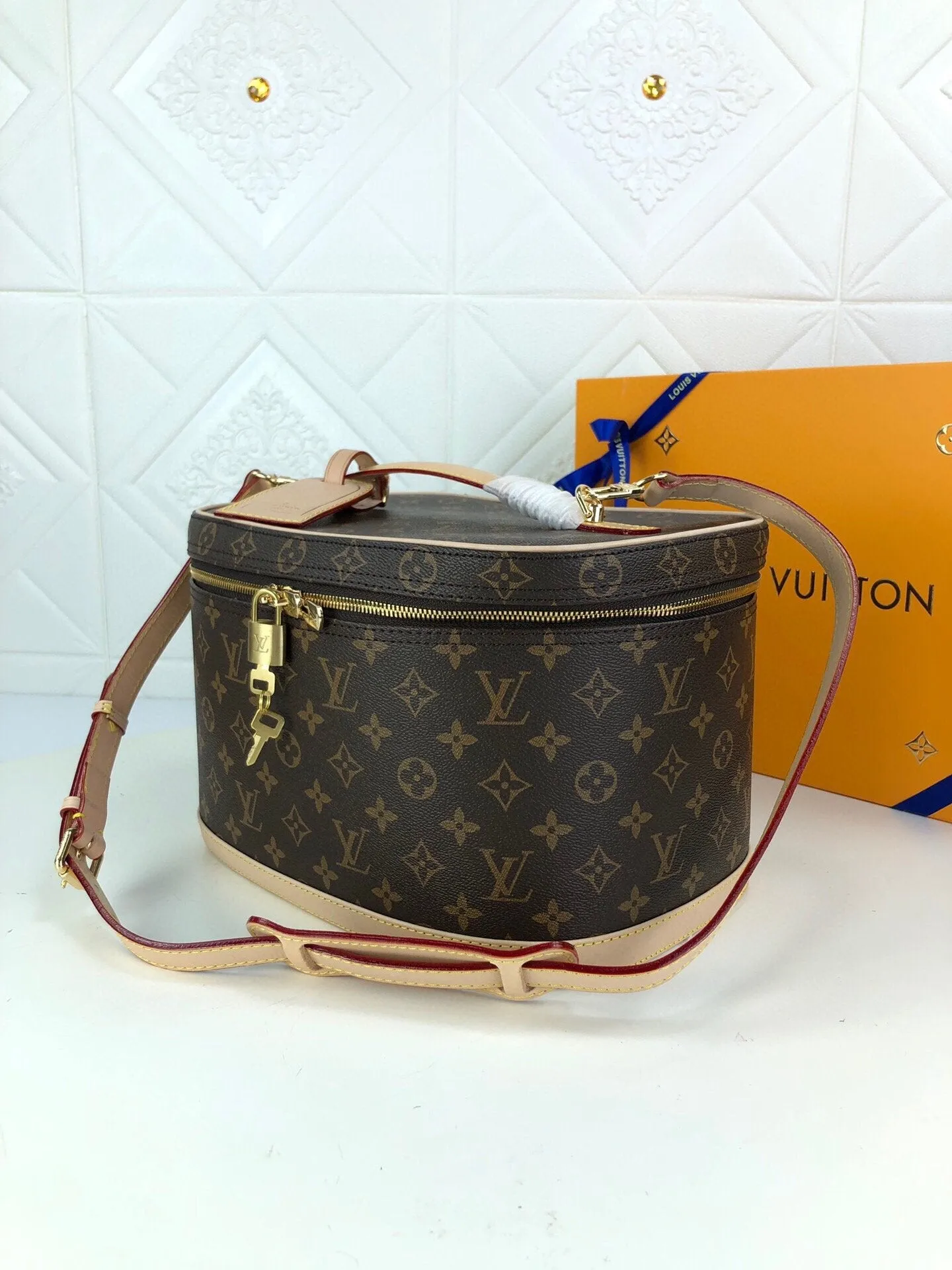 LW - Luxury Handbags LUV 024