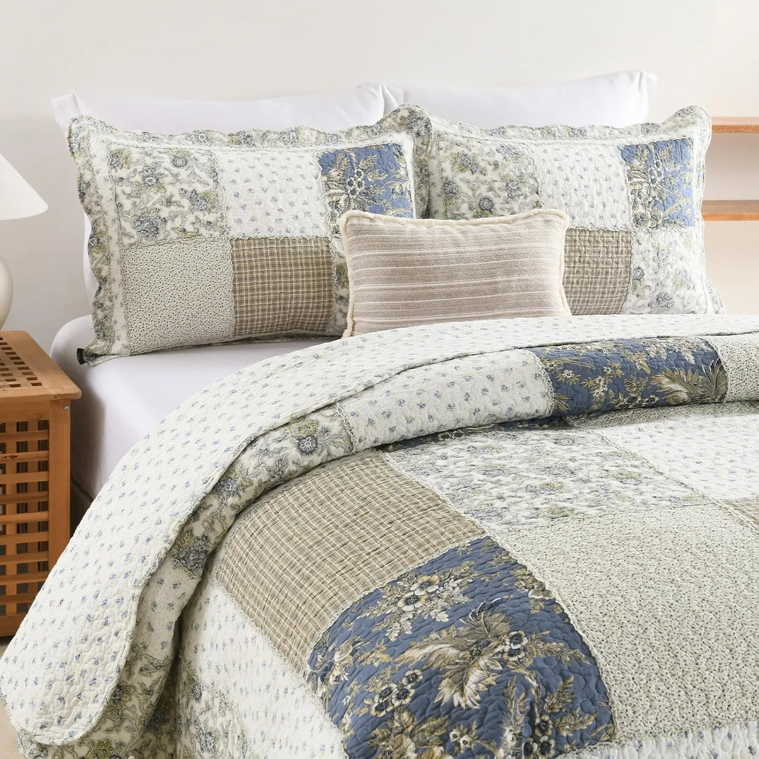 Yvooxny Quilt Set King Size Reversible Country Farmhouse Floral Real Patchwork Quilted Bedspread 3-Piece Quilt Set with Pillowcases with Ruffles for All Seasons, 96 x 108 Inches