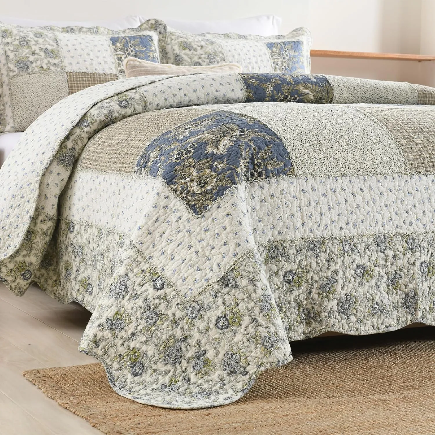 Yvooxny Quilt Set King Size Reversible Country Farmhouse Floral Real Patchwork Quilted Bedspread 3-Piece Quilt Set with Pillowcases with Ruffles for All Seasons, 96 x 108 Inches